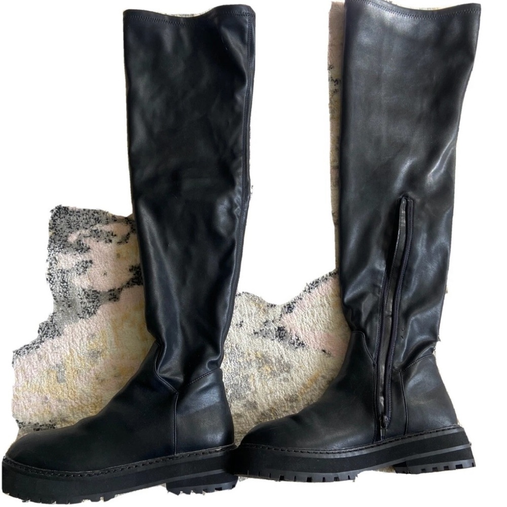 Black Knee-High Boots Urban outfitters